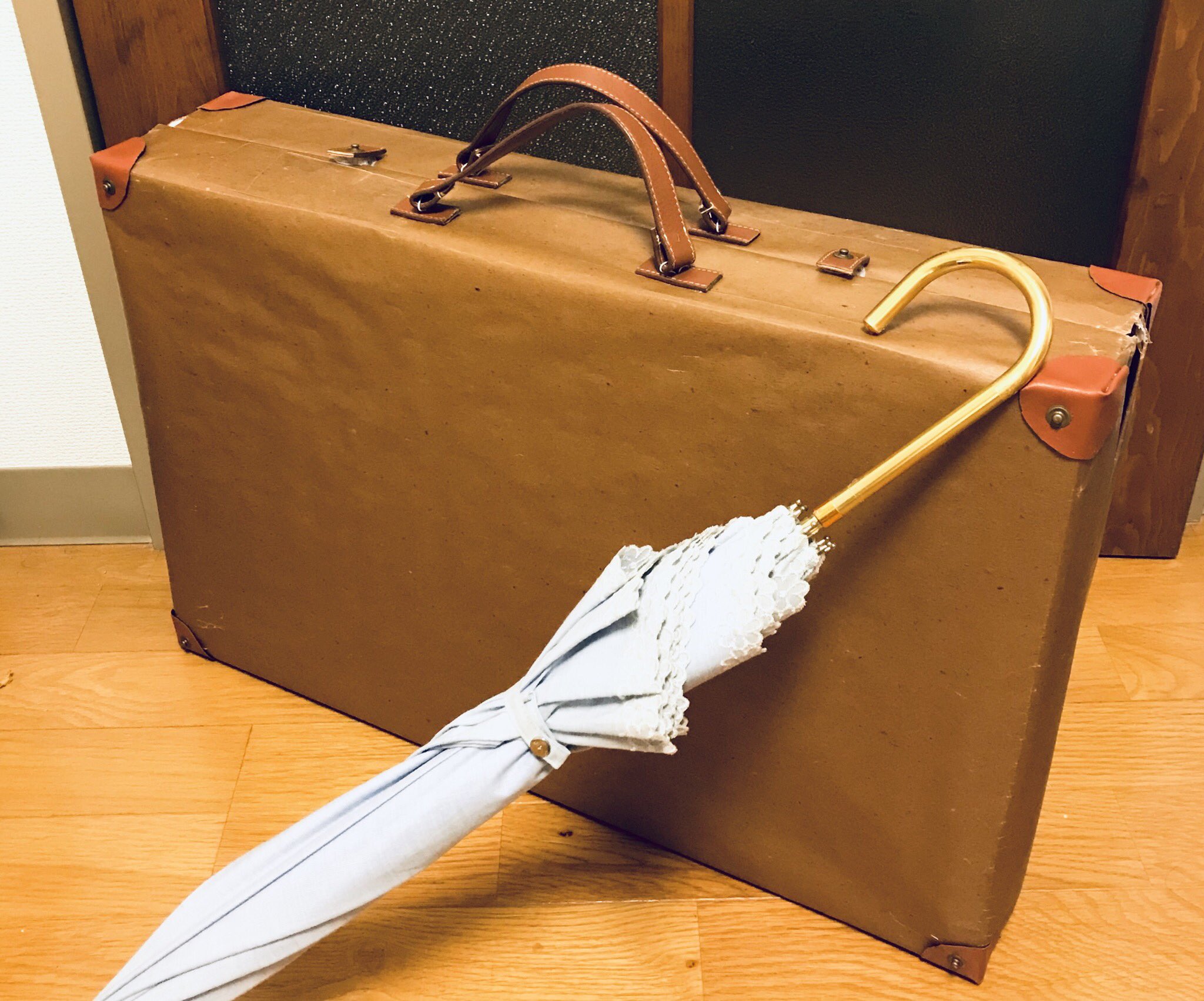 彩yuri ヴァイオレットエヴァーガーデン コスプレ小道具製作 ヴァイオレットちゃんのトランク鞄が 完成 これがこうなって こうじゃ 的な 100均のワックスペーパーは雨 にも負けない小道具作りによいのでは レイヤーのオススメ商品