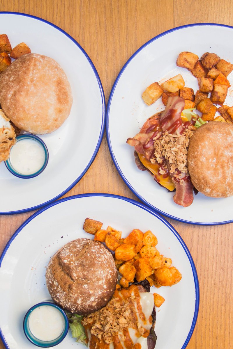 Por fin es viernes!! 🙌... llega el finde, quedas con amigos...todo apunta a que se avecina planazo 😃

Y si encima lo acompañas con una #Burguer 🍔 de #tribeca el plan ya no puede ser más perfecto 👌.

#foodporn #hamburguesa #LeónEsp #bestintown