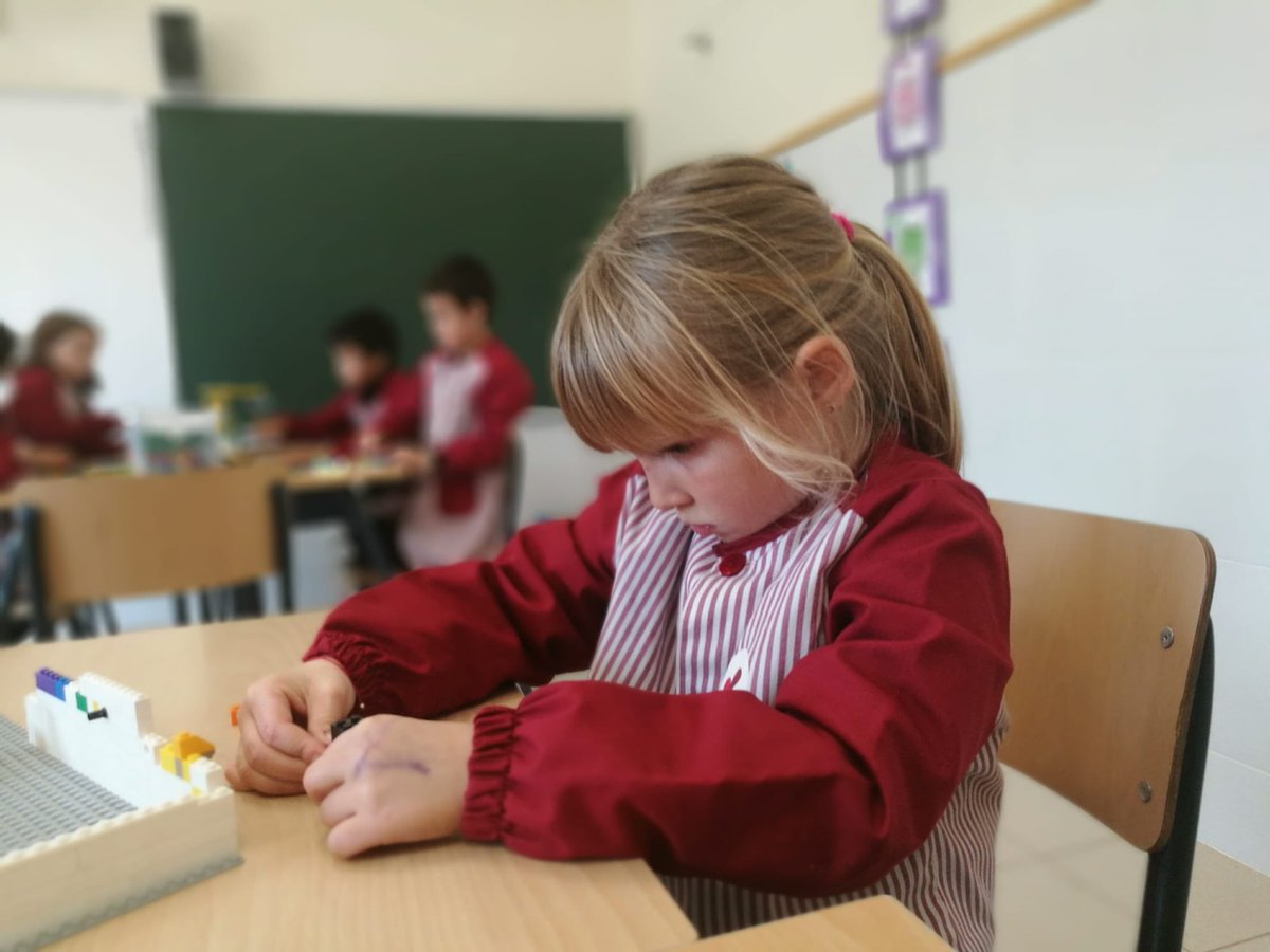 VedrunaTona's tweet photo. UN MÓN MÉS NET 🌳
El Projecte de LEGO de 2n i 4t de Primària proposa un repte interessantíssim: construir un edifici que millori la vida a la ciutat. Els alumnes estan creant unes maquetes precioses i les presentararan a la Junior @firstlegoleague.
#ProjectesEVT #PrimàriaEVT https://t.co/TAgbiJTlOX