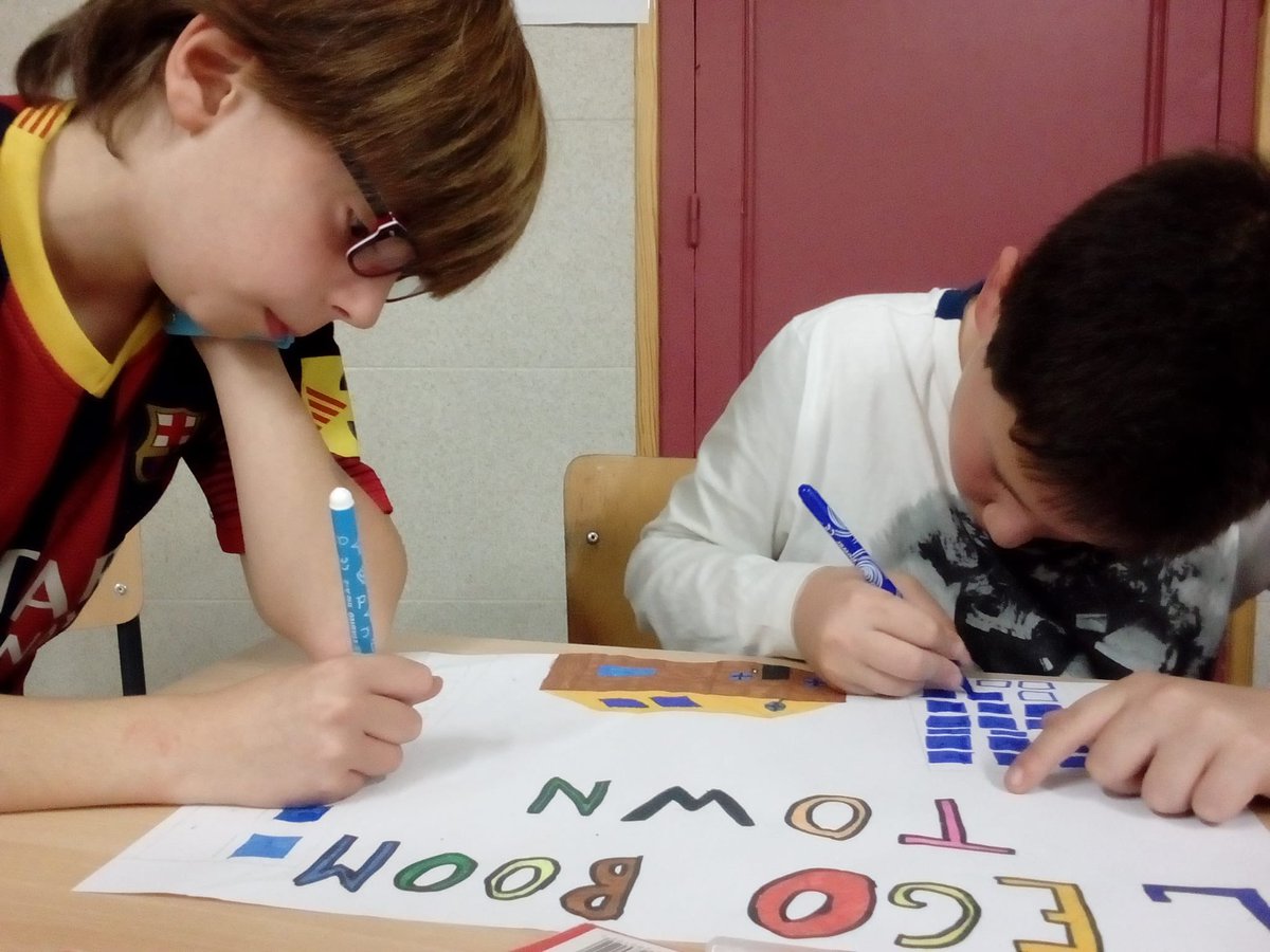 VedrunaTona's tweet photo. UN MÓN MÉS NET 🌳
El Projecte de LEGO de 2n i 4t de Primària proposa un repte interessantíssim: construir un edifici que millori la vida a la ciutat. Els alumnes estan creant unes maquetes precioses i les presentararan a la Junior @firstlegoleague.
#ProjectesEVT #PrimàriaEVT https://t.co/TAgbiJTlOX
