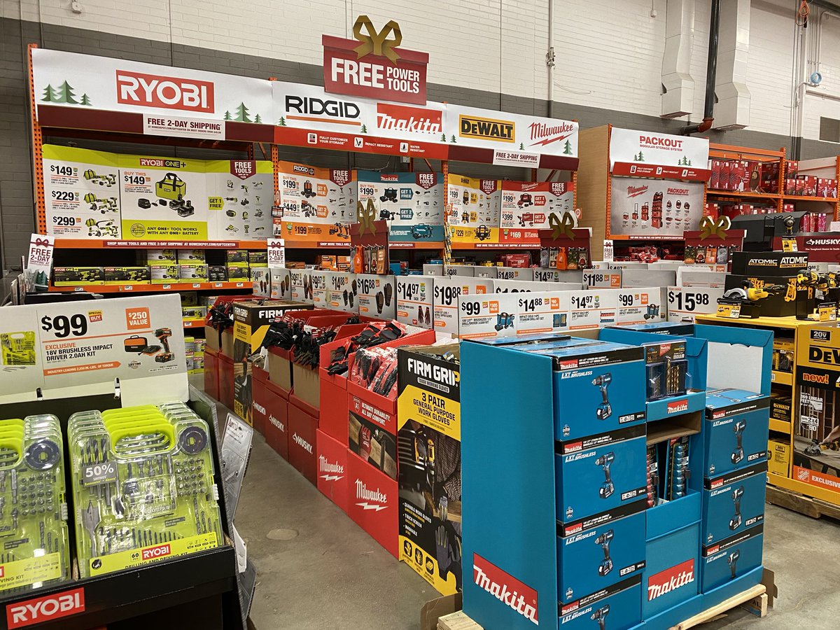 The calm before the storm...thanks to our wonderful prep team store 2727 is ready for a great #BlackFriday !!! 💪🏼🎉