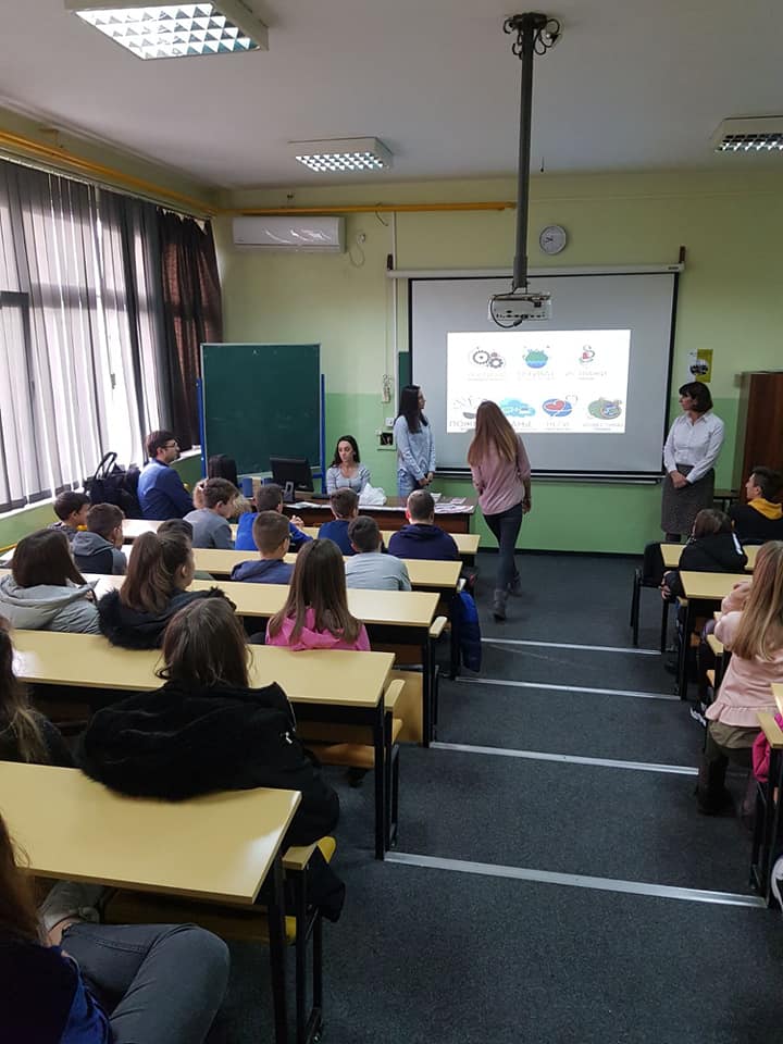 Predavanjem na temu "Preuzmi odgovornost znanjem",koje je učenicima OŠ "Nikolaj Velimirović" danas održala naša vms Dragana Mihajlović iz Službe patronaže, nastavili smo edukativno preventivne aktivnosti, a u susret Svetskom danu borbe protiv side. Odgovno - znanjem za #zdravlje