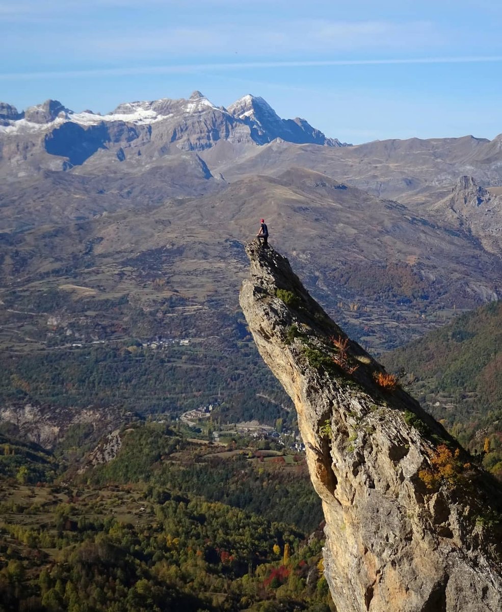 El dedo del Titán Yenefrito dominando el barranco de Laulot
•
📸: vtor_gn 
📌 Panticosa, Spain
#RinconesDelPirineo
#Pirineos #Pyrenees #Pirineus 
#Spain #France #Andorra
#ruraltop
#yenefrito #leyendas #legend #huesca #autumn
#sinfitasnohayparaiso #mashpics #outdoorpassion