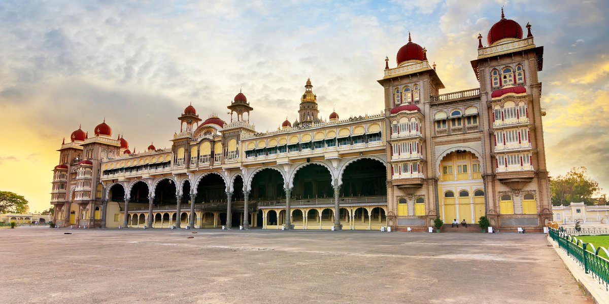IncredibleVisit's tweet photo. #FridayVibes 
Experience one of #SouthIndia's most enchanting cities, famed for its glittering royal heritage, magnificent monuments, and traditional delicacies. This is Mysuru Palace in #Karnataka. #VisitIncredibleIndia #IncredibleIndia https://t.co/hFdYX8MR6l