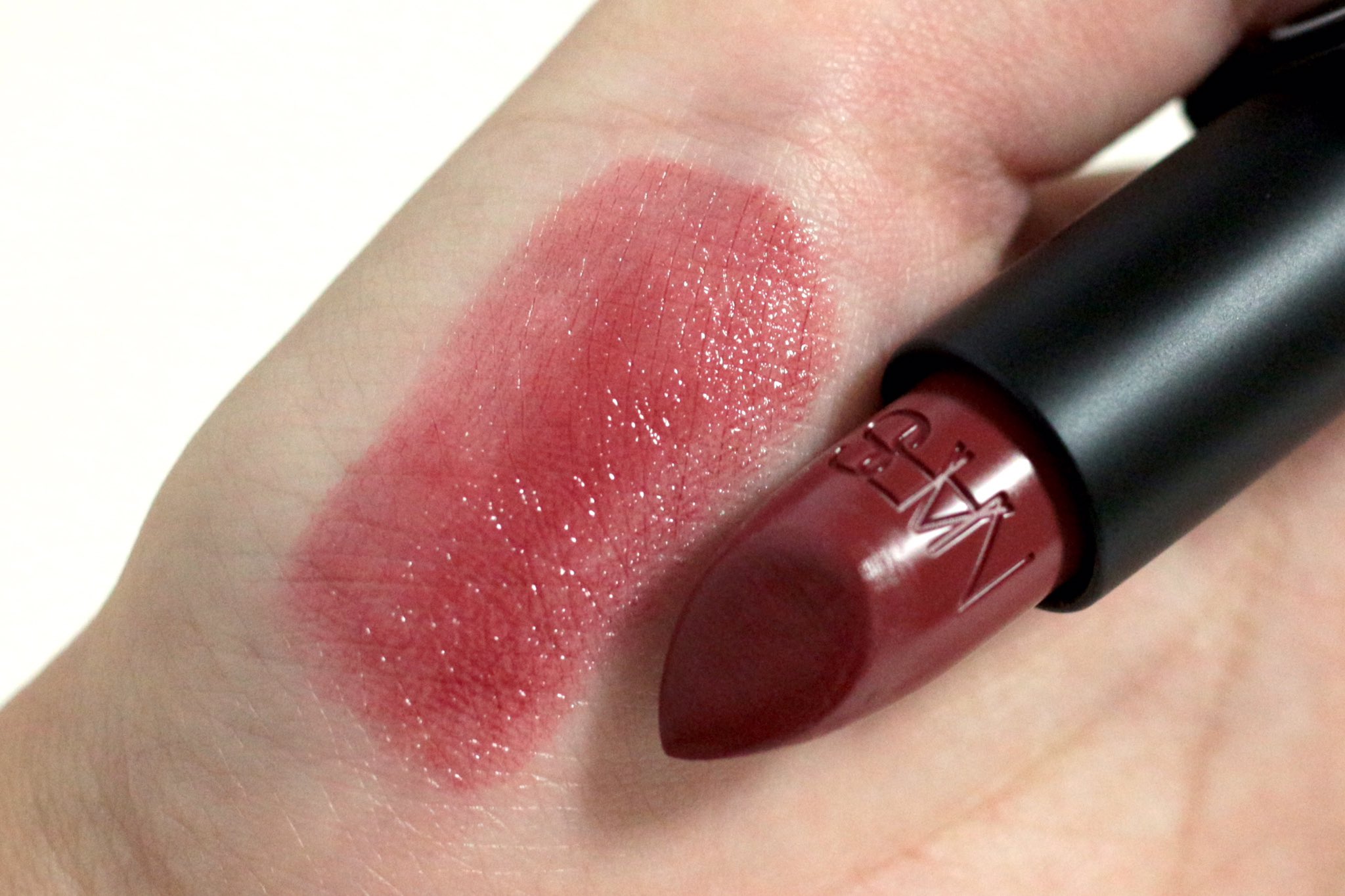 こうさ こんなに良い口紅は滅多に無い Nars リップスティック シアー 2940 Gipsy ベリーレッド これは万人に似合う色 熟れた果実のような赤みでレディな仕上がり シアーだからこそ気取らないお洒落さもある ブラウンの様な深みがまた良い 今の