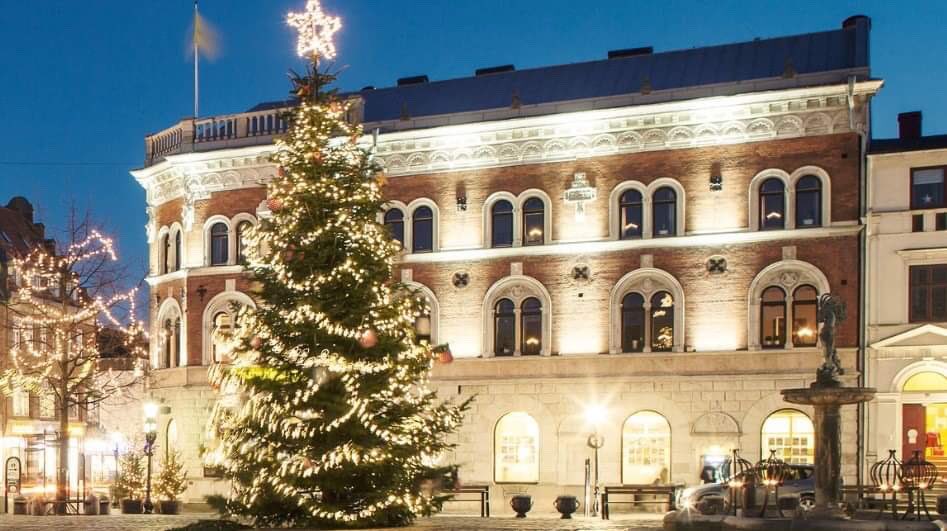 Julskyltningssöndag 1/12 i julsmyckade Ystad kl. 13-18🤶🏻🎅🏻🎄🎁. Vi ses i vimlet 😊