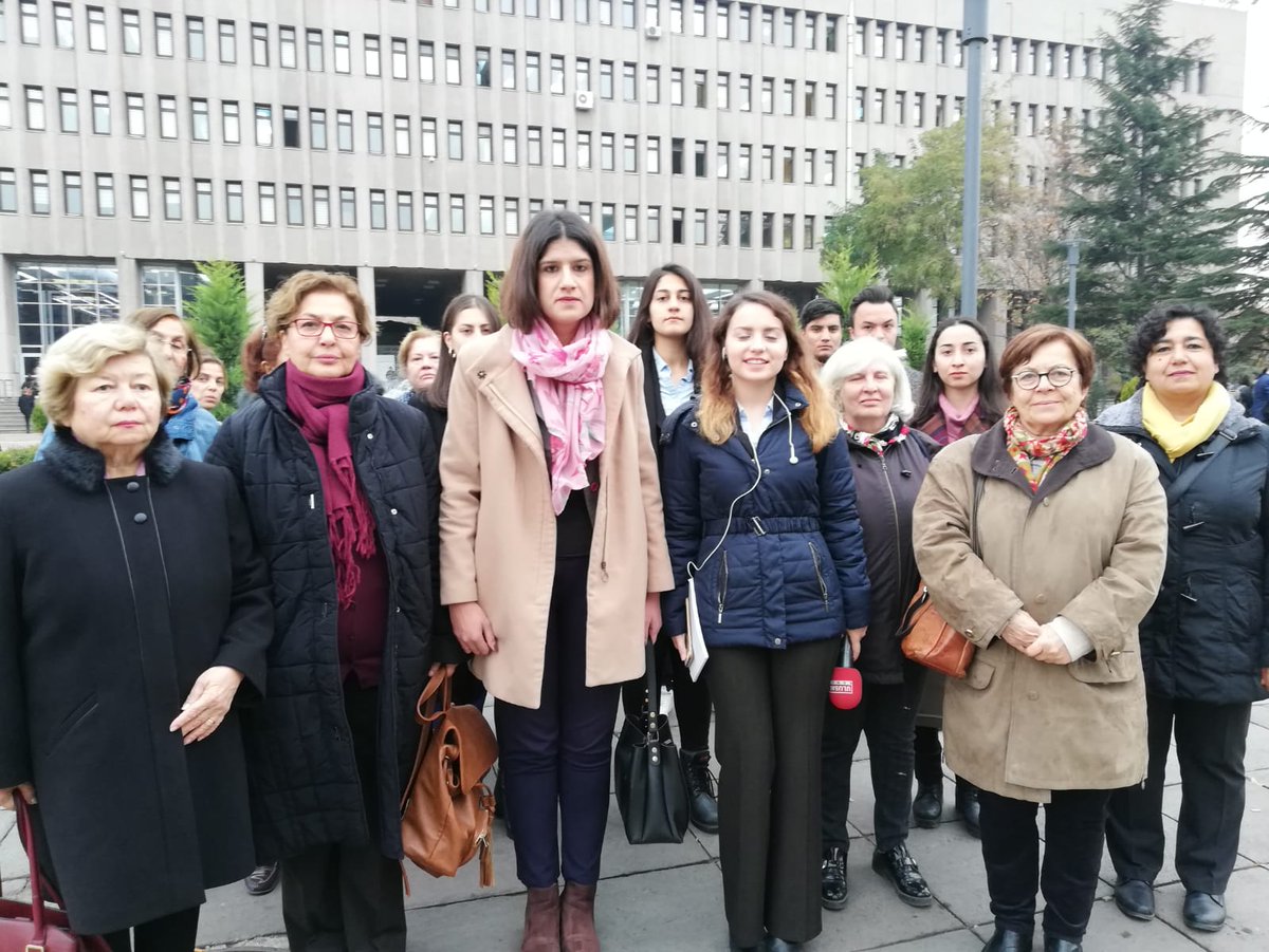 Genel Başkan Yardımcımız Tülin Oygür ve Öncü Kadın Genel Başkanımız Meltem Ayvalı, Öncü Kadın heyetimizle birlikte; öğrencisi tarafından öldürülen Çankaya Üniversitesi Arş. Gör. Ceren Damar'ın davasını takip etti.
Türk yargısına güveniyor, adaletin tecelli edeceğine inanıyoruz.