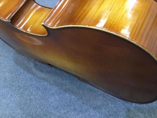 We've got a cracking #auction starting Thurs, Dec 5th. It's a timed auction finishing 11am on Sat the 7th. Take a look online this "20th Century cello with two-piece flamed maple back and sides.." has an estimate of only £200-£250!

bid online here >> bit.ly/2OXdrjI 🎻🎻