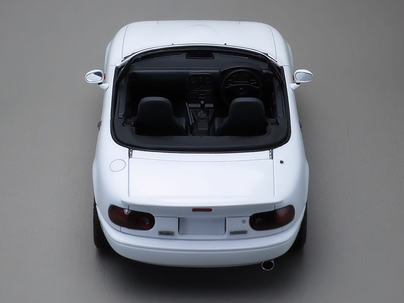 Twitter 上的 Moderato タミヤ ユーノスロードスター 完成 リアスポイラーはプラ板で自作 ホイールは同社ハコスカのワタナベに変更 ブレーキ側を加工して取付けています 内装はドア内張りを中心にディテールアップ やっぱりnaロードスターは シンプルでキュートで