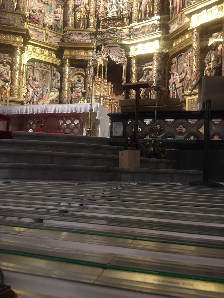 Instalados ya los ventiloconvectores, hemos comenzado con las tareas de colocación del suelo radiante seco en la Catedral de Burgos

Este suelo radiante, que no precisa de mortero, se ubica  bajo la tarima del presbiterio para dar confort a los celebrantes u oficiantes.