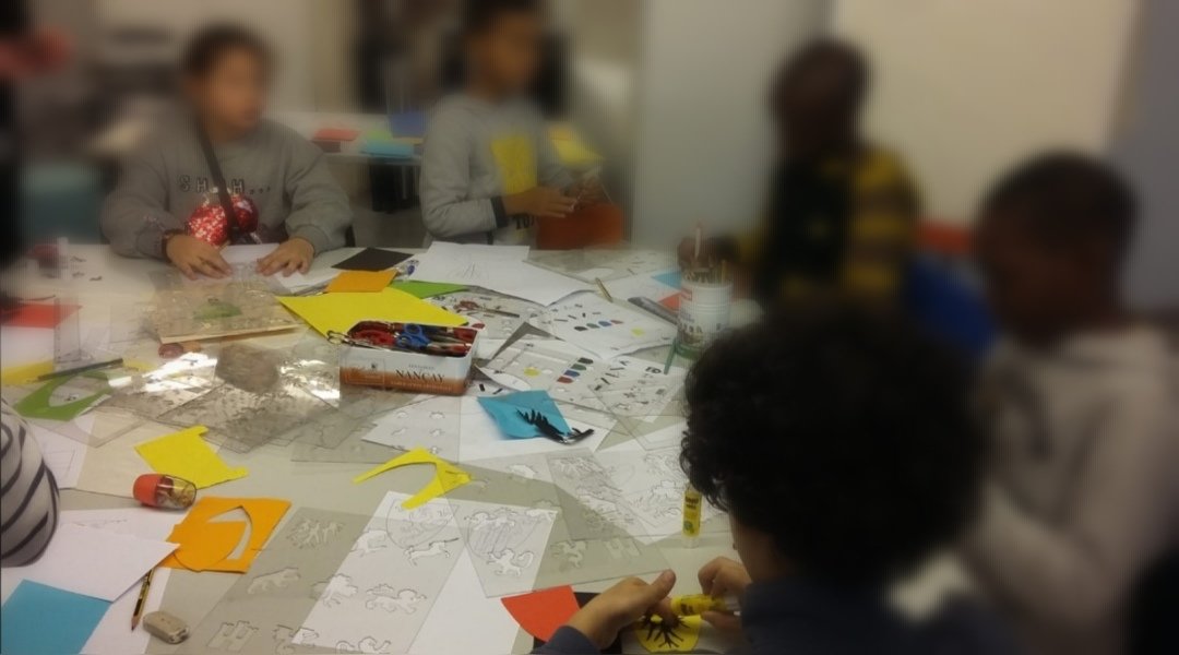 LesZalphabus's tweet photo. Samedi après midi un autre groupe d'enfants est allé au Musée de  Cluny, musée national du moyen âge.
Visite guidée puis atelier Héraldique 
#paris https://t.co/w0qw1Fd9Zu