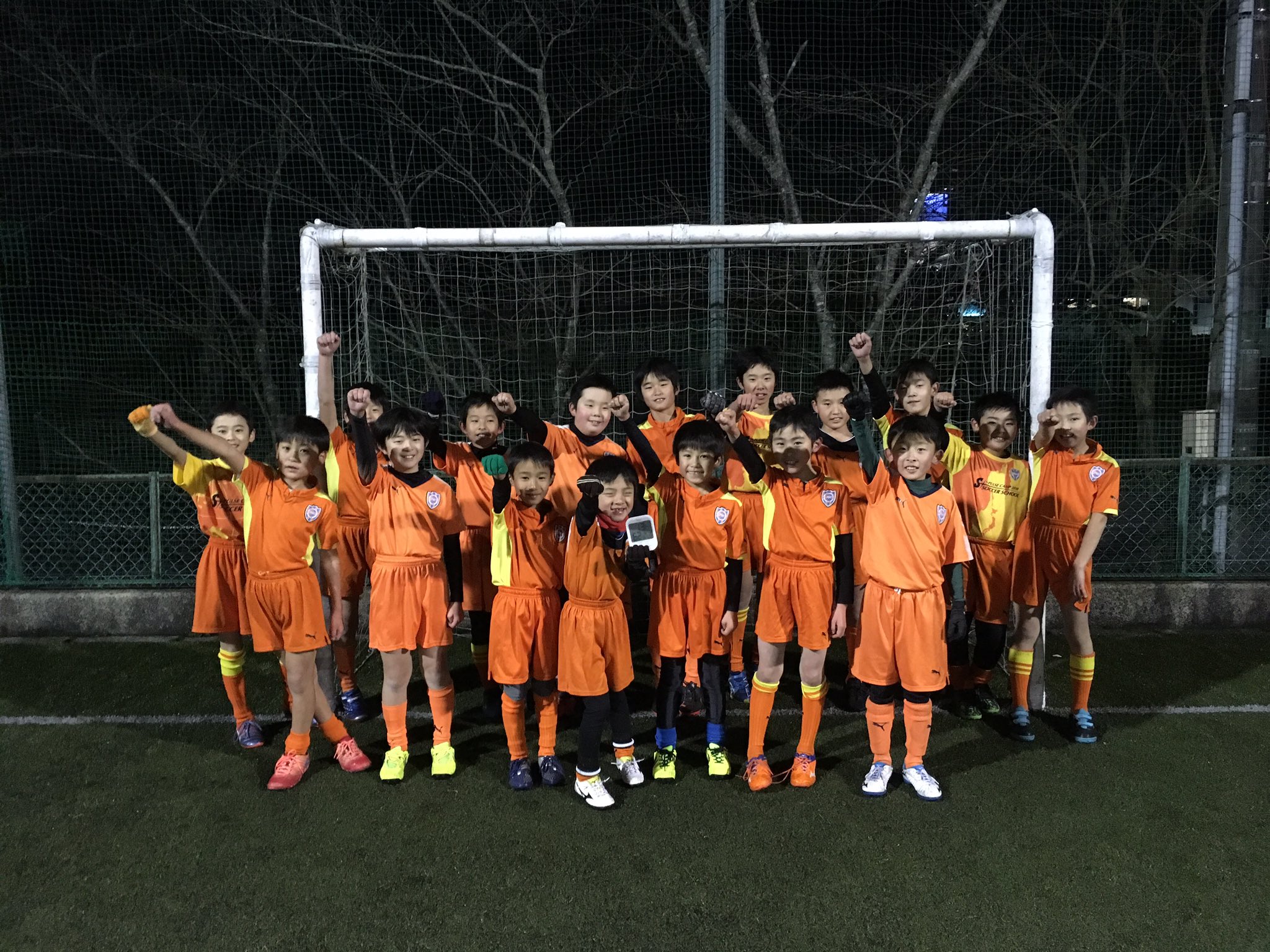 エスパルスサッカースクール公式 御殿場スクール 本日は 1 ジャージを着ていた選手達も最後のミニゲームでは みんなユニフォームに 寒さを吹っ飛ばせ 中には半袖短パンの強者も 素足 生足 秋は何処え 冬が怖すぎる 子供