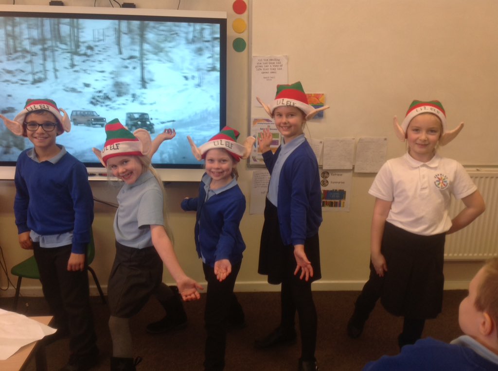 bramleyjuniorY4's tweet photo. 4PM Christmas tree decoration time. Santa's little helpers. https://t.co/q9MkYZNoSn