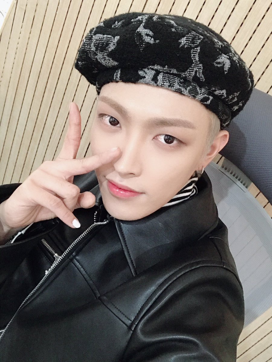ATEEZofficial's tweet photo. [#홍중] ☁️🌥⛅️🌤☀️
#ATEEZ #에이티즈 https://t.co/ZmIVvtT6PN