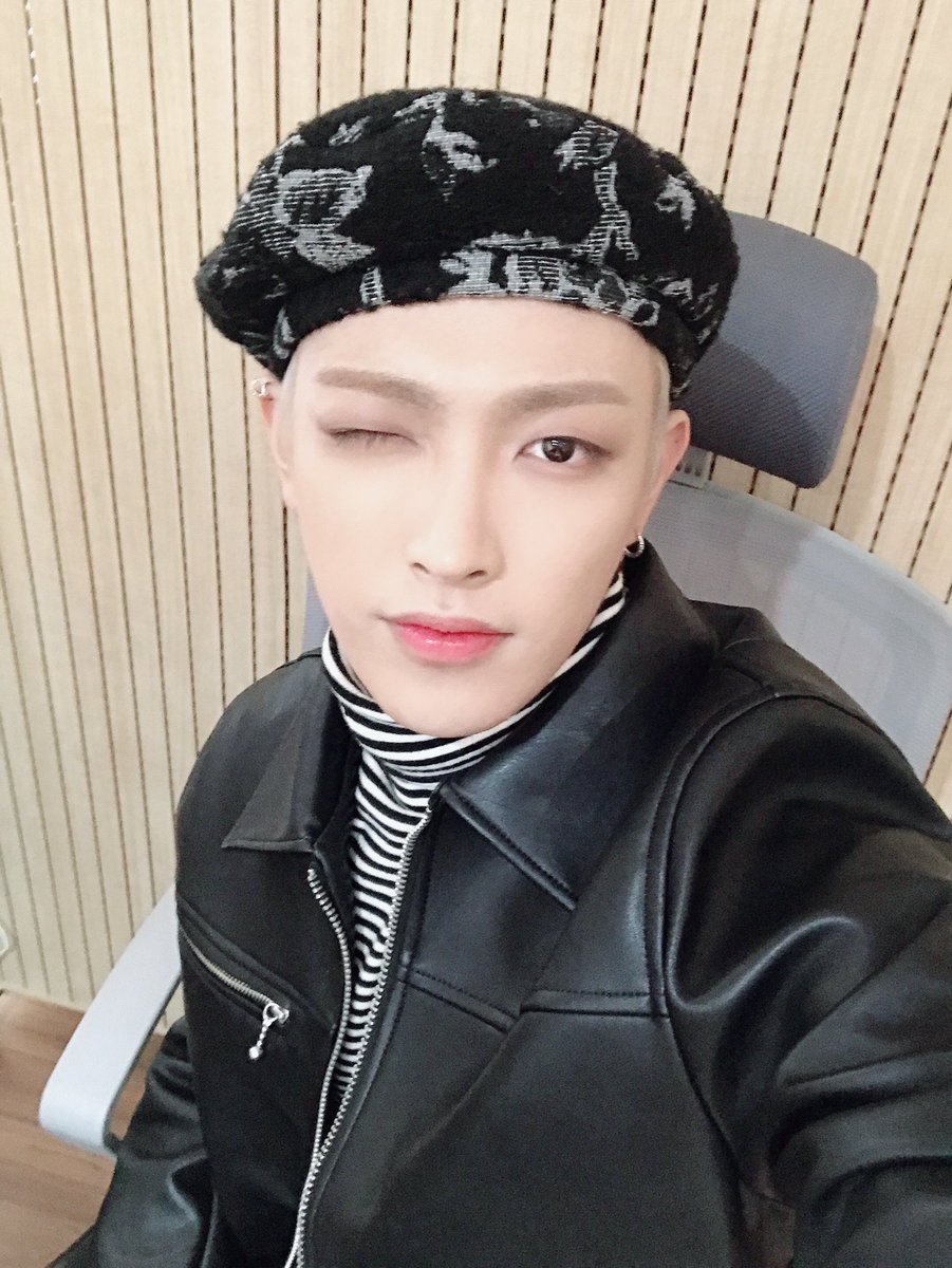 ATEEZofficial's tweet photo. [#홍중] ☁️🌥⛅️🌤☀️
#ATEEZ #에이티즈 https://t.co/ZmIVvtT6PN