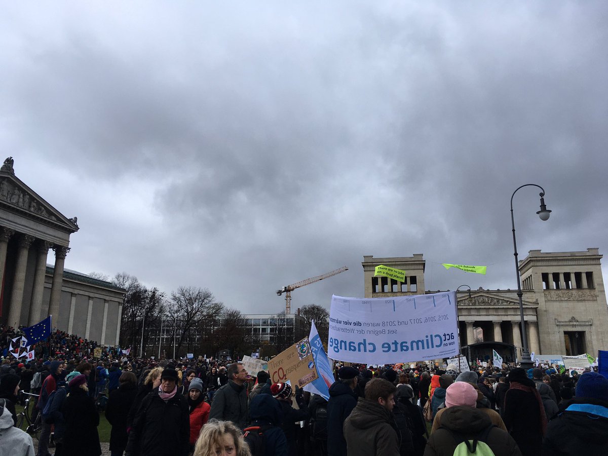 S4F_MUC's tweet image. 1000e Münchner trotzen dem kalten Wetter auf dem Königsplatz zum #NeustartKlima. Wir #ScientistsForFuture sind natürlich dabei und beantworten Fragen. #FridayForFuture #ClimateJustice