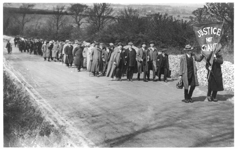 Here's a pic of blind marchers from 1920, with a sign saying 'Justice Not Charity'.  #DisabilityHistoryMonth  #DisHist  #UCUStrikesBack  #UCUStrikes  #solidarity  #WorkersUnite  @UCUScotland  @ucu Thread might be of interest for Glasgow & UK strike history + incentive to keep going!