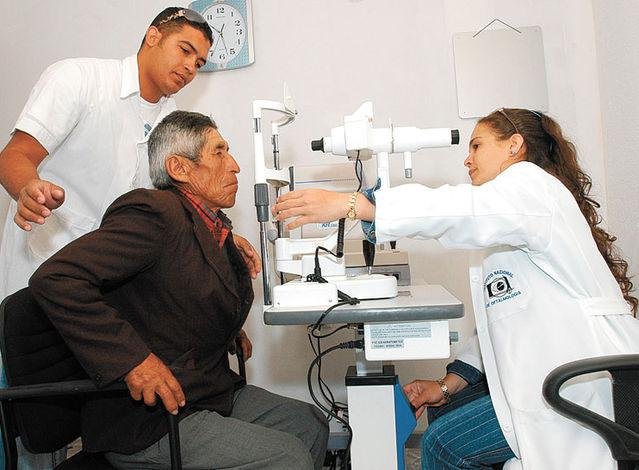 Autoridades de salud golpistas de #Bolivia mienten al calificar de "daño" la cooperación de #Cuba en ese país. Es una grave ofensa e irrespeto a los millones de bolivianos atendidos por médicos cubanos.  #CubaPorLaSalud 🇨🇺 #SaludParaTodos