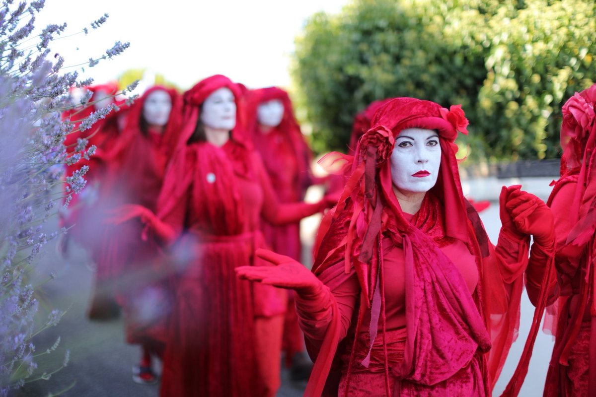 redrebelbrigade's tweet image. There is great power in the global unity we embody and reflect, awakening empathy in humanity. The #RedRebelBrigade are the blood of all species. We bear witness to all that unfolds. Robin Markland #SpreadTheRed #ExtinctionRebellion #ClimateCrisis #ClimateChange #Cornwall #XR