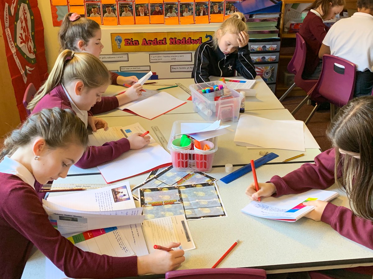ysgolbroallta's tweet image. Mr Jones’ #pwllglo class have just received a message from the class #tardis ...we are writing our sci fi stories ! @EAS_LLCEnglish