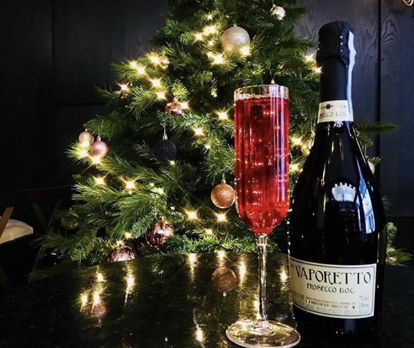 The Christmas Tree is up! Let's celebrate with a beautifully festive Bellini Cocktail! 

#ThewlisLeeds #Leeds #Cocktails #gin #LeedsChristmas #Offers #ChristmasCocktail #Festivedrinks #Bellini #Christmastree