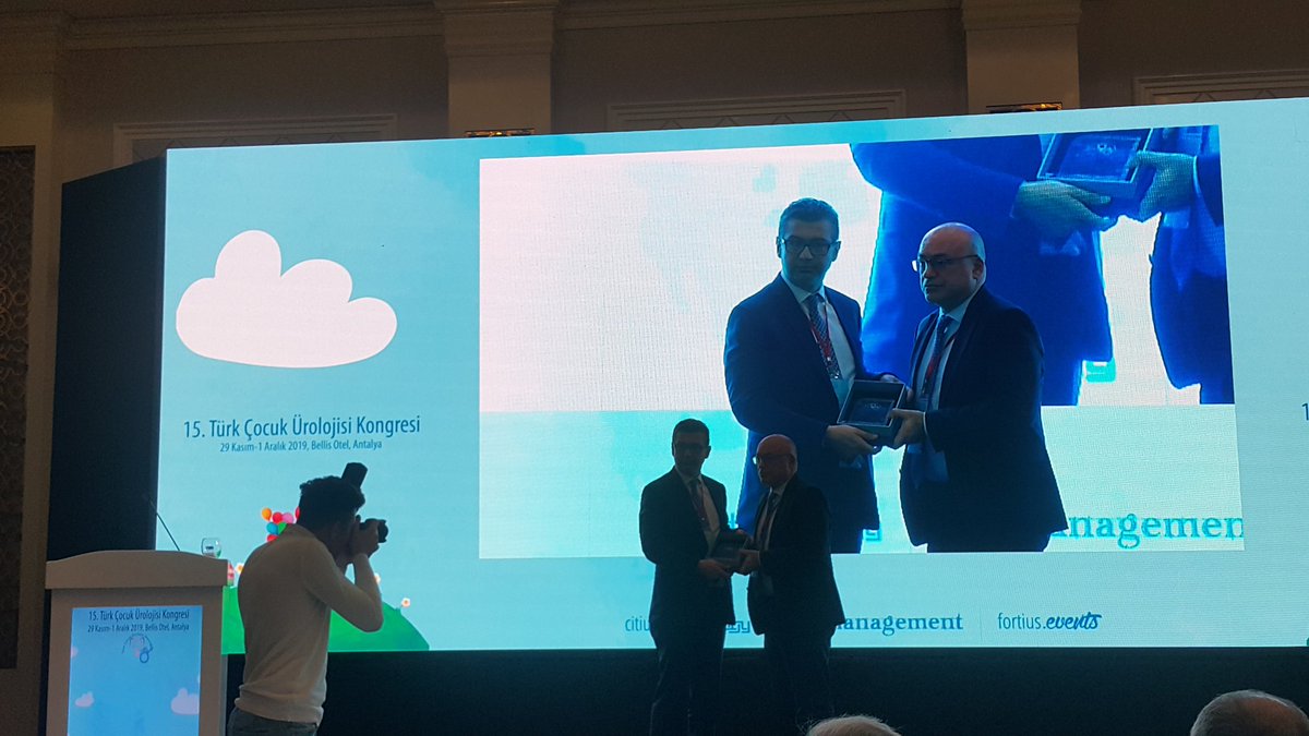 Çocuk Üroloji Bilim Dalı'mızın kurucusu olan saygıdeğer hocamız Prof. Dr. Ferruh Şimşek 15. Türk Çocuk Ürolojisi kongresinde tekrardan hatırlandı. Kendisinin Türk Ürolojisine verdiği katkı ve hizmetleri için adına  hazırlanan plaketi Prof. Dr. Tufan Tarcan aldı.
