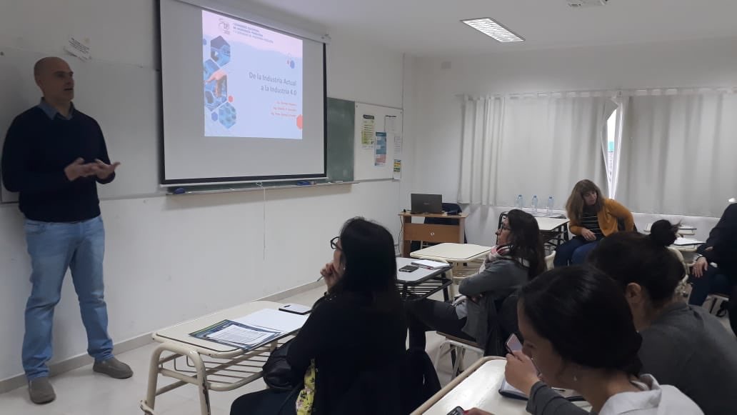 CONIPE2's tweet photo. Ahora ‼️
Arrancando minicurso industria 4.0 https://t.co/BQAzWYy7OA