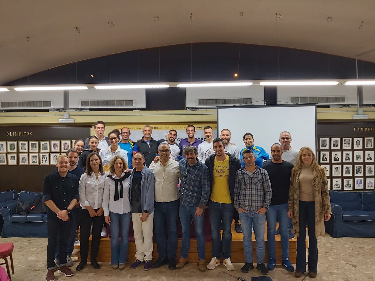 AdasatGran's tweet photo. Ayer Sara González estuvo presente en la Conferencia 👩‍💻 impartida por Alberto García Bataller, profesor de el INEF de Madrid sobre “ Deporte de Alto Rendimiento y Mujer” y que se celebró en las instalaciones del #cnmetropole dentro del programa de actos de la facultad 👨‍🎓 #cafyd. https://t.co/QhBsTPjLTT