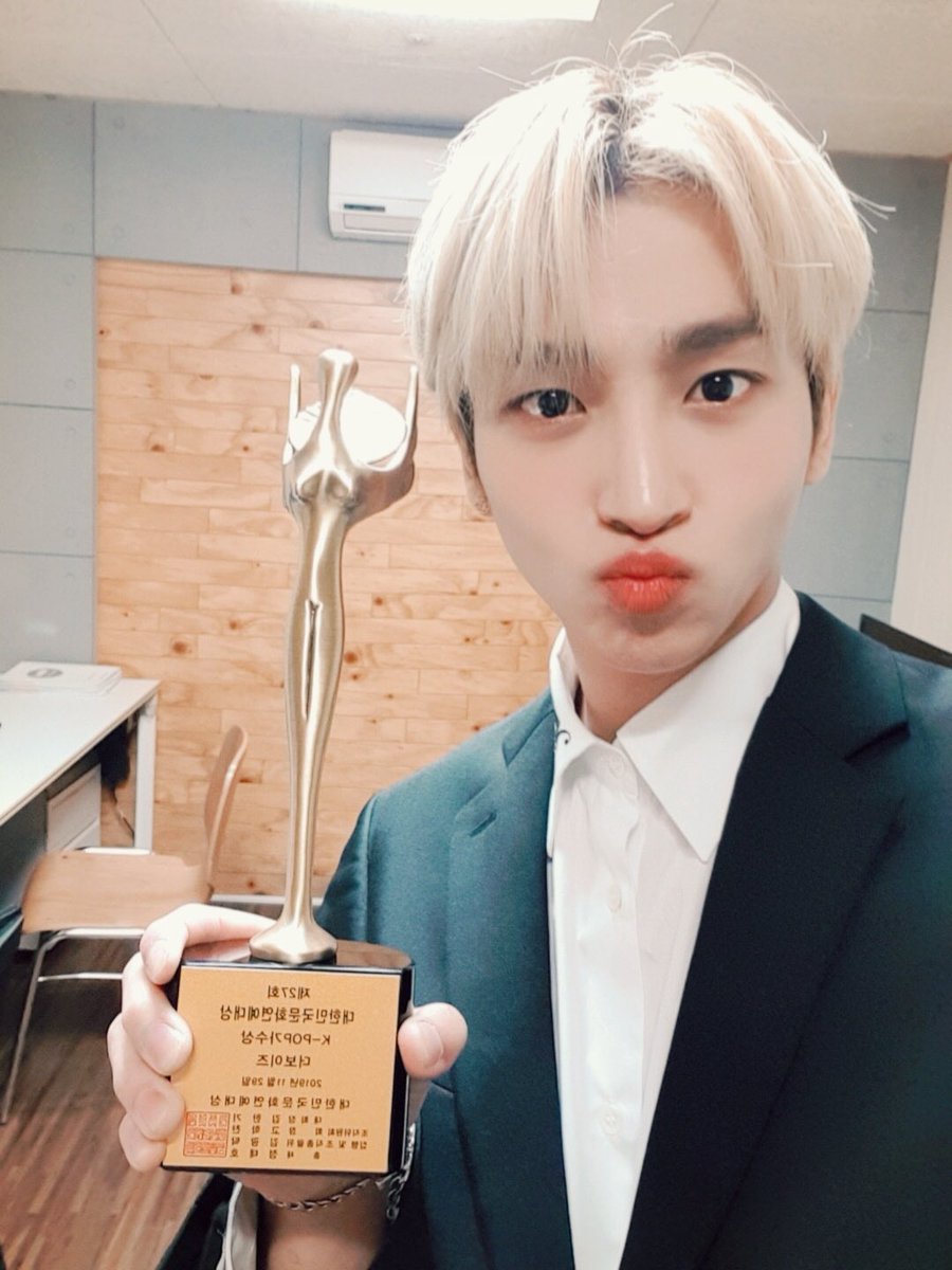 WE_THE_BOYZ's tweet image. [상연] 상 받게 해줘서 너무 너무 고마워요 뽑뽀 👄
Thank you THE B
#우아아 #상탔다