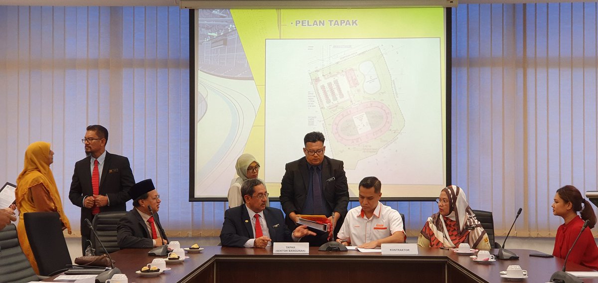 Majlis penyerahan SST projek  pembinaan velodrome Dungun Terengganu <a href="/JKRMalaysia/">JKR Malaysia</a> @MOWorks <a href="/KBSMalaysia/">KBSMalaysia</a> <a href="/CKBA2_JKR/">CKBA2 JKR</a>