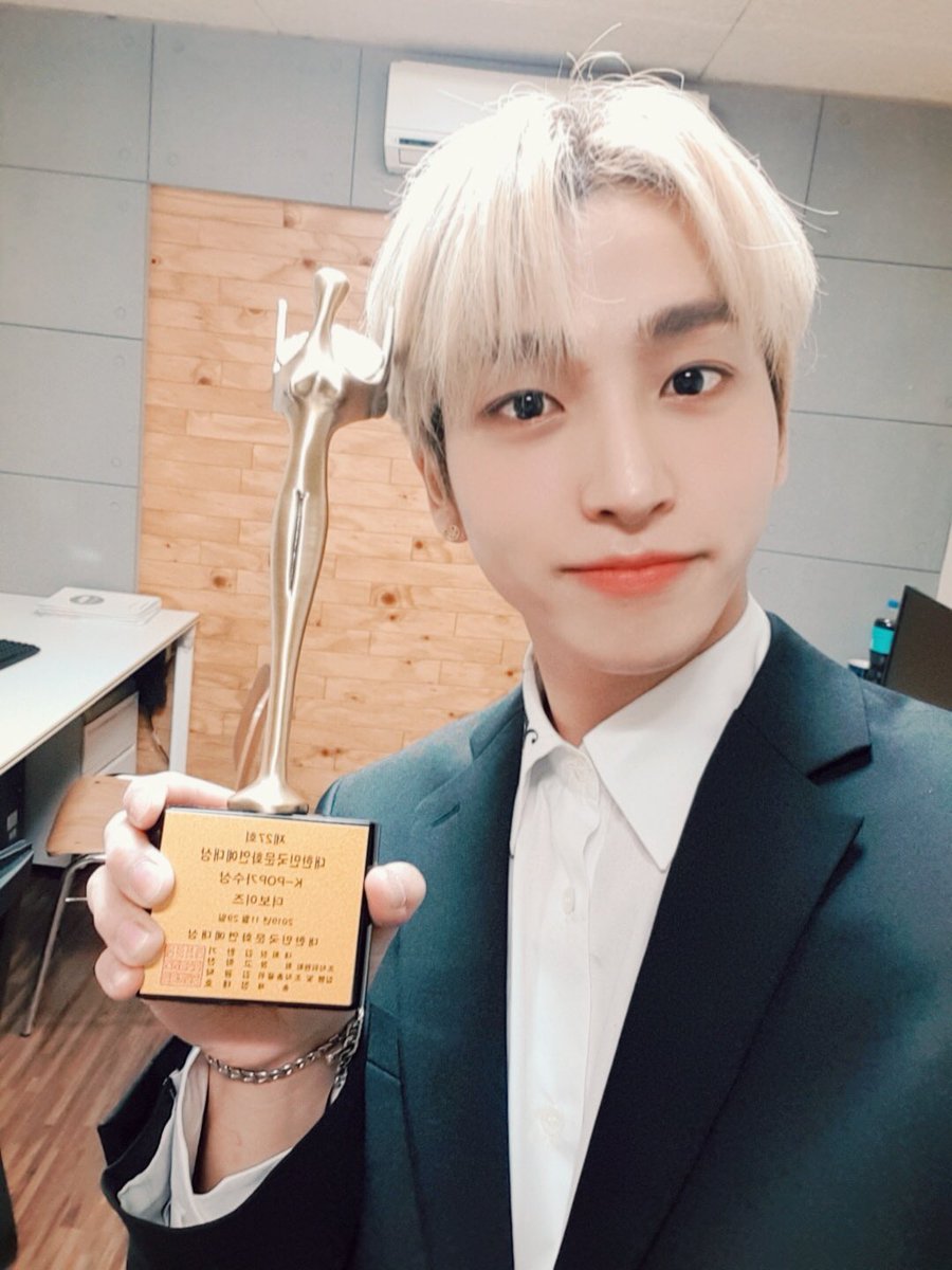 TheBoyzFrance's tweet photo. #SANGYEON | 291119 ー TWITTER
Merci énormément pour ce prix Bisous 👄
Merci THE B
#Ouaah #OnAReçuUnPrix
Fr. Kymee | THE BOYZ France https://t.co/UfNiQp23QE