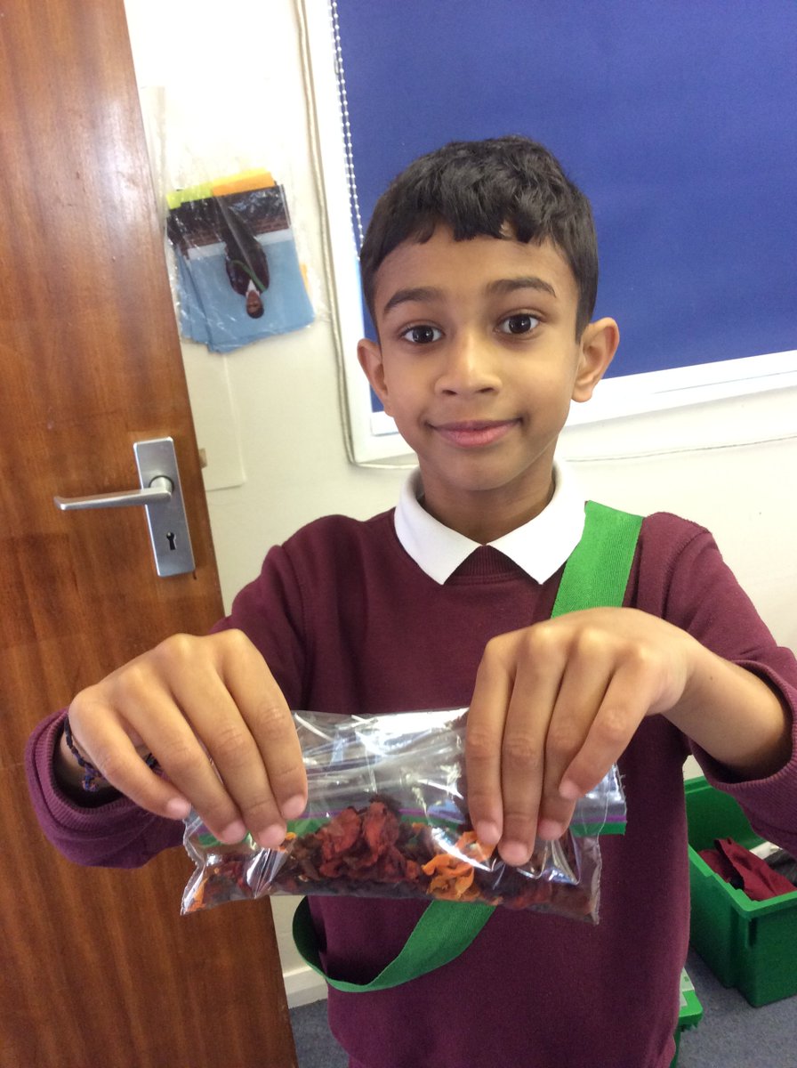 RamtohulR's tweet photo. @HpsYr2 are really enjoying making vegetable crisps at home! Have you made any of the @sainsburys healthy snacks recipes yet? #healthyeating #alternativesnacks #PSHE @hayesparkschool https://t.co/8MlPzYpj2G