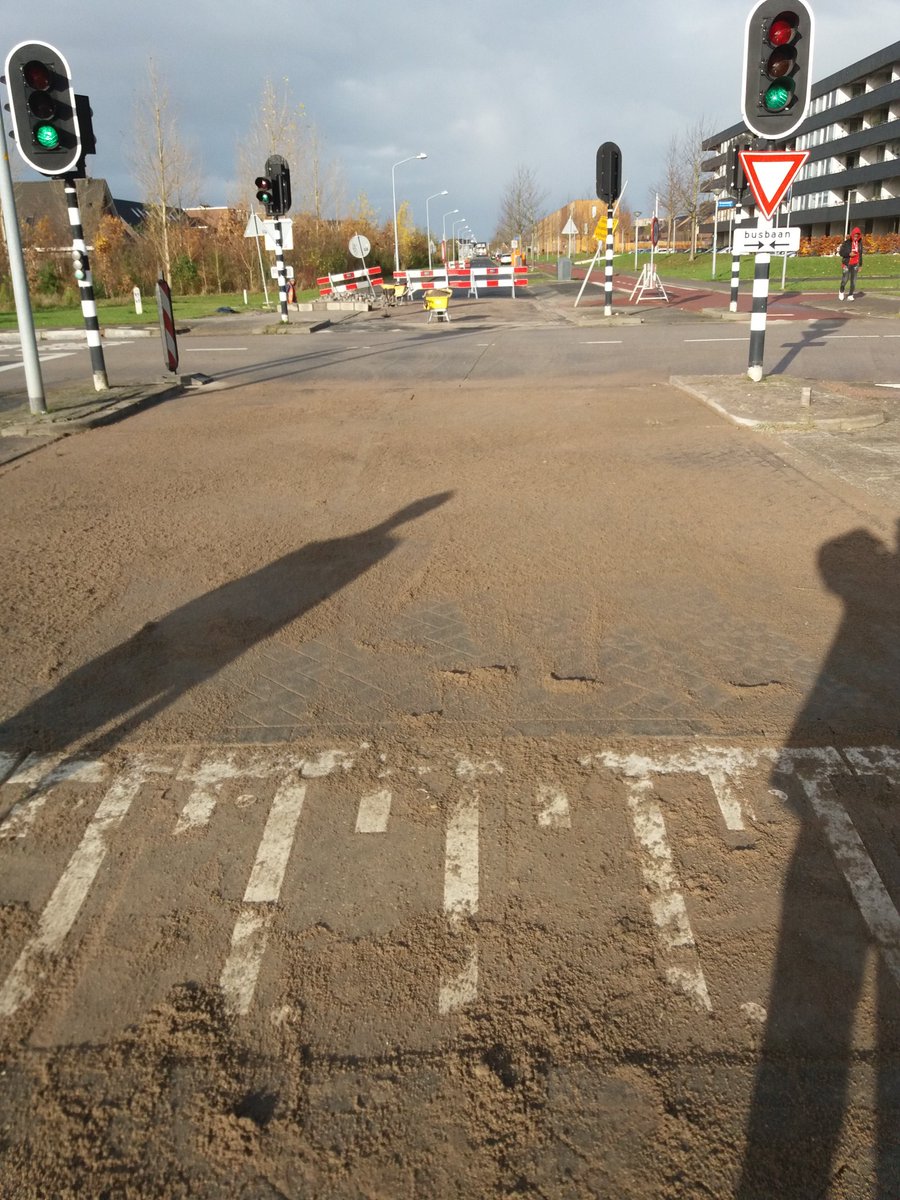 Bok1976's tweet photo. Drempel busbaanoversteek Grootzeil Noorderplassen weer hersteld. Weg vanmiddag weer open. #036stadsruimte 
#almere https://t.co/dv6FJnFNrk