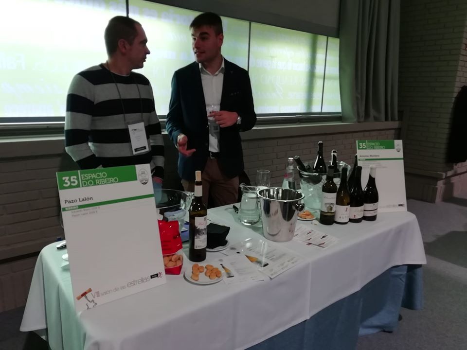 CRDO_Ribeiro's tweet photo. VIII Salón de las Estrellas de 
@guiapenin, la cita con los vinos de mejor relación calidad-precio. #Ribeiro, #EstrellasGP #EventosGP 💚🍷 https://t.co/jHuG1mTF7T