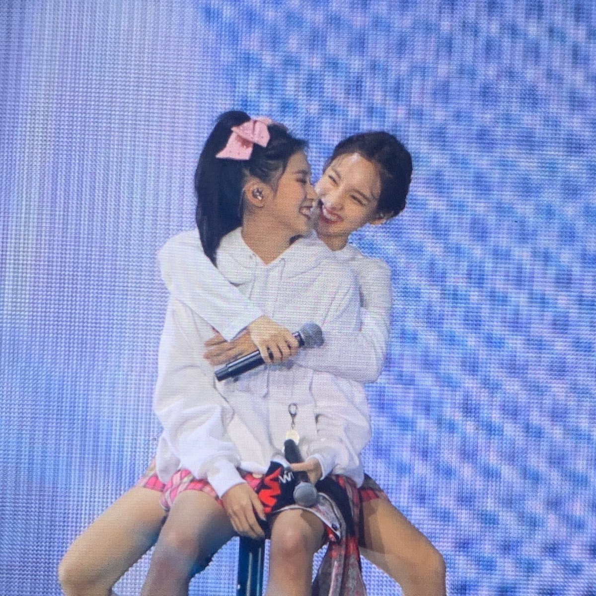 mssr63's tweet photo. backhugs are their thing 🐧🐰 https://t.co/4DWolbQYIb