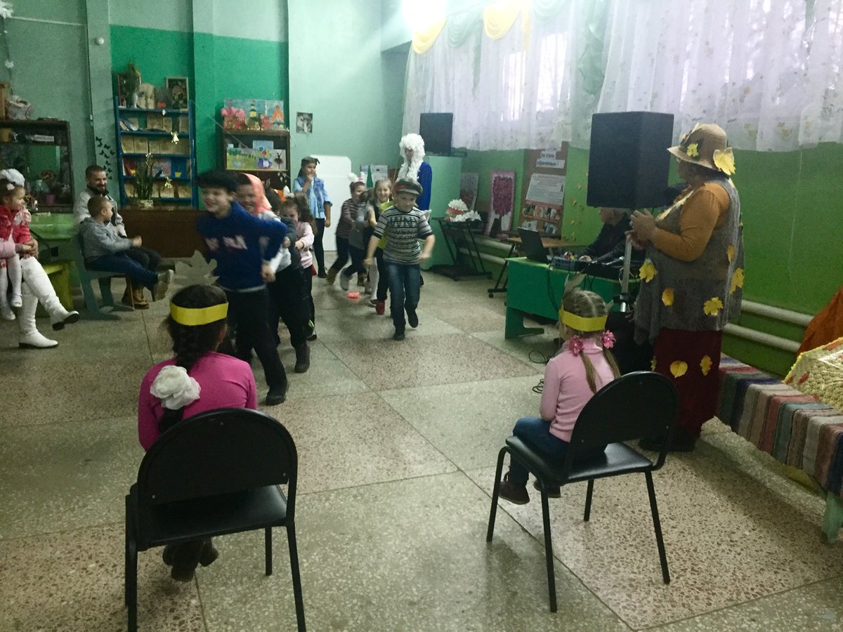 В МУ "ПК "Космос" прошла концертно-развлекательная программа для детей "До свиданья Матушка осень, Здравствуй Зимушка-зима!" с участием вокального объединения "Сентябрь"