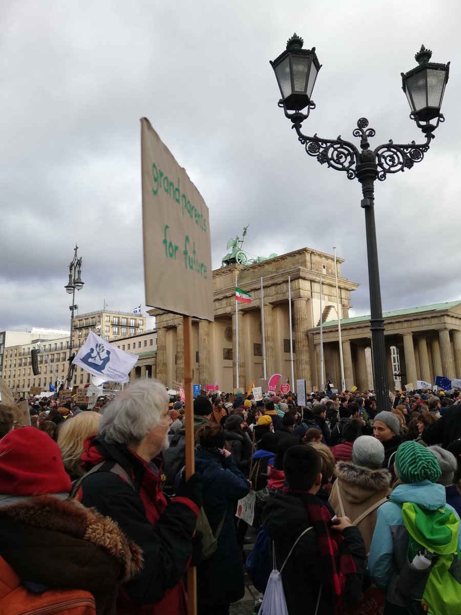 ZurQuelle_Mag's tweet photo. MAKE KLIMA GREAT AGAIN
@FFF_Berlin @Luisamneubauer #Klimastreik #ClimateStrike #Berlin https://t.co/uYHQxK4wqz