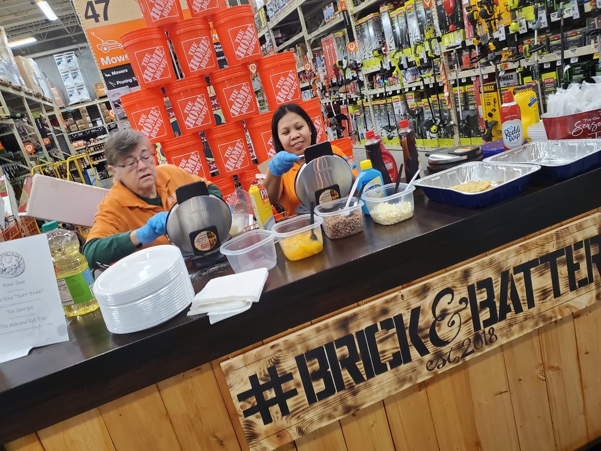 ChrisBee2018's tweet photo. Thanks for the wonderful Partnership Met Team in hosting Our awesome Waffle Bar @skratser14 #oneteamonedream #BlackFridayInD2 https://t.co/Bo4pxRh1Wi