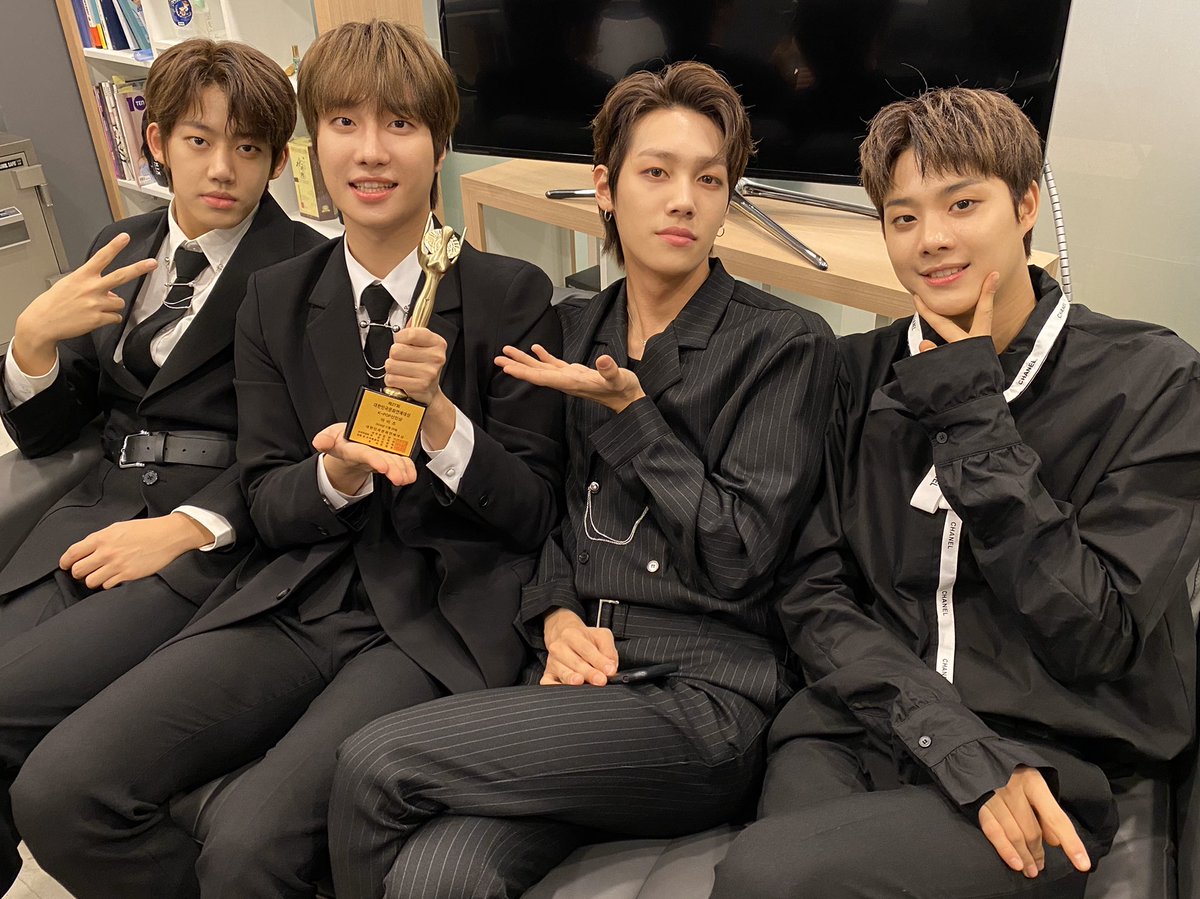 official__IZ's tweet photo. [#아이즈] 메멘토(Memento)가 공개된 오늘 이렇게 뜻깊은 상을 받게되어 기쁨이 배가 되는 것 같아요! 정말 감사합니다! 더 멋진 아이즈가 되도록 노력하겠습니다! 항상 응원해주는 우리 아이럽 언제나 고마워요!💙💚🤍

#IZ #메멘토 #Memento
#IZ_NEW #IZ_191129 https://t.co/8O8tW2KEOv