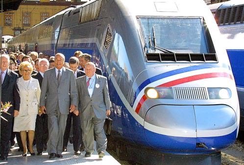 [ #THREAD] Bonjour Twitter ,Saviez que nous sommes les seuls avec le Maroc à voyager à plus de 300 km/h dans des trains à deux niveaux. Mais derrière cette exception, se cache un TGV unique, rempli de prouesse et d’avenir. Le TGV Duplex  ! Focus...