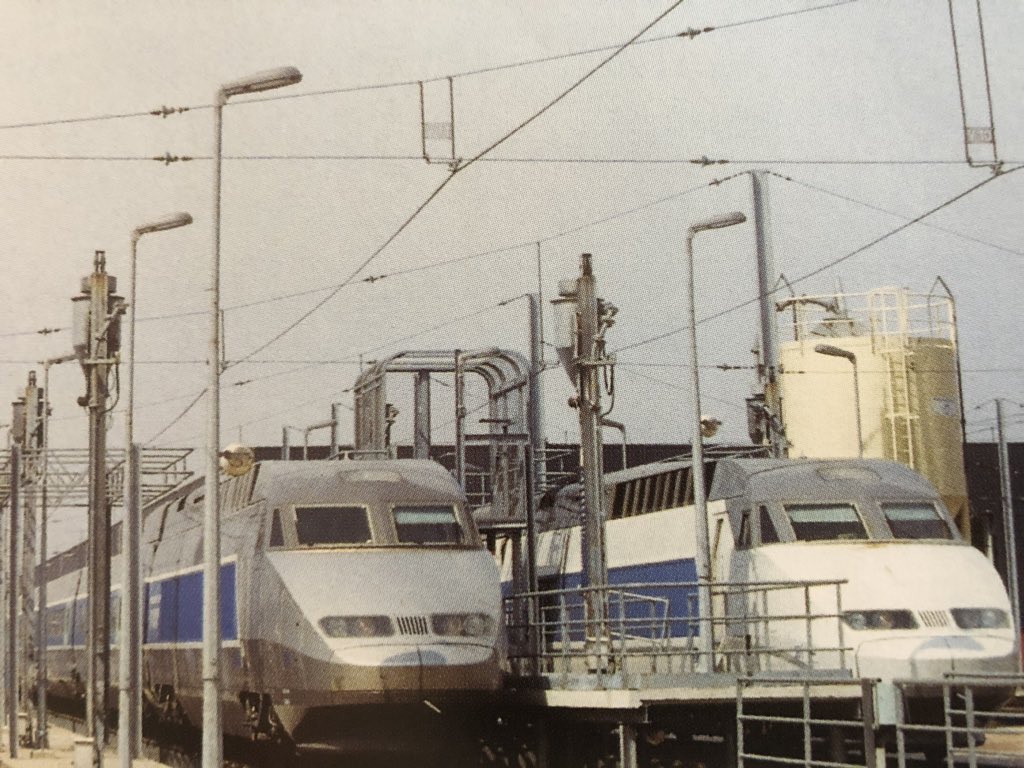 Un sacré défi se pose dès 1988 alors que le TGV Atlantique à un seul niveau et ses 10 voitures arrive en grande pompe ...Le TGV 2 niveaux quant à lui ne devra pas excéder une masse de 17 tonnes à l’essieu et n’avoir que 8 voitures  ! Alstom et SNCF en font le pari fou.