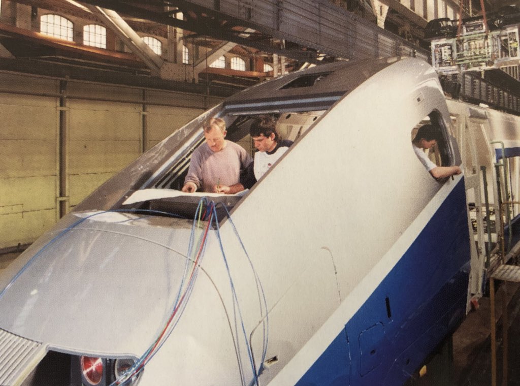 En plus de ces essais, le TGV Duplex fut le premier engin ferroviaire testé en crash test à partir de 1994 ! Motrices et remorques furent lancés à 40 km/h, la qualité de l’assemblage et des matériaux permit de prouver la sécurité de l’ensemble lors de chocs.