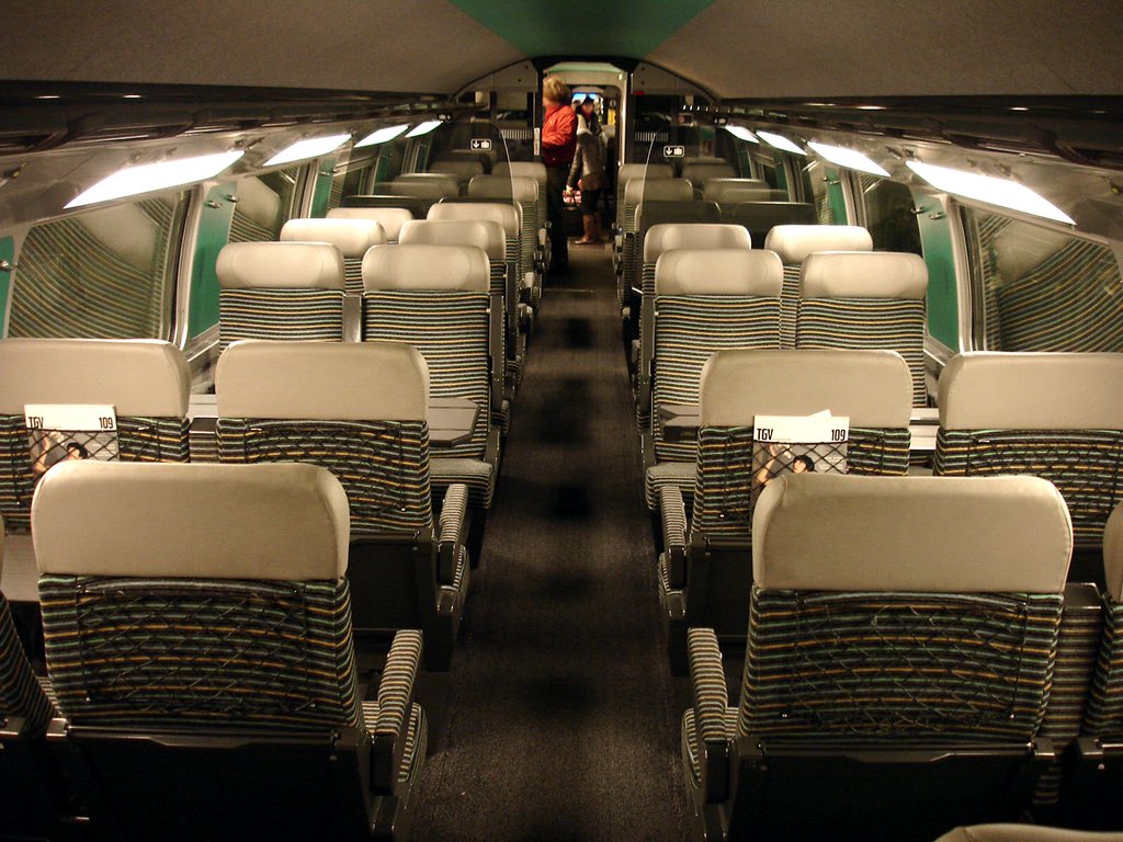Les changements tant pour les cheminots que les passagers sont radicaux pour l’époque . Le poste de conduite devient central et les voyageurs sont même consultés afin de recueillir leurs impressions sur ce nouveau TGV en Avril 1995 sur un train spécial Paris-Lyon. 