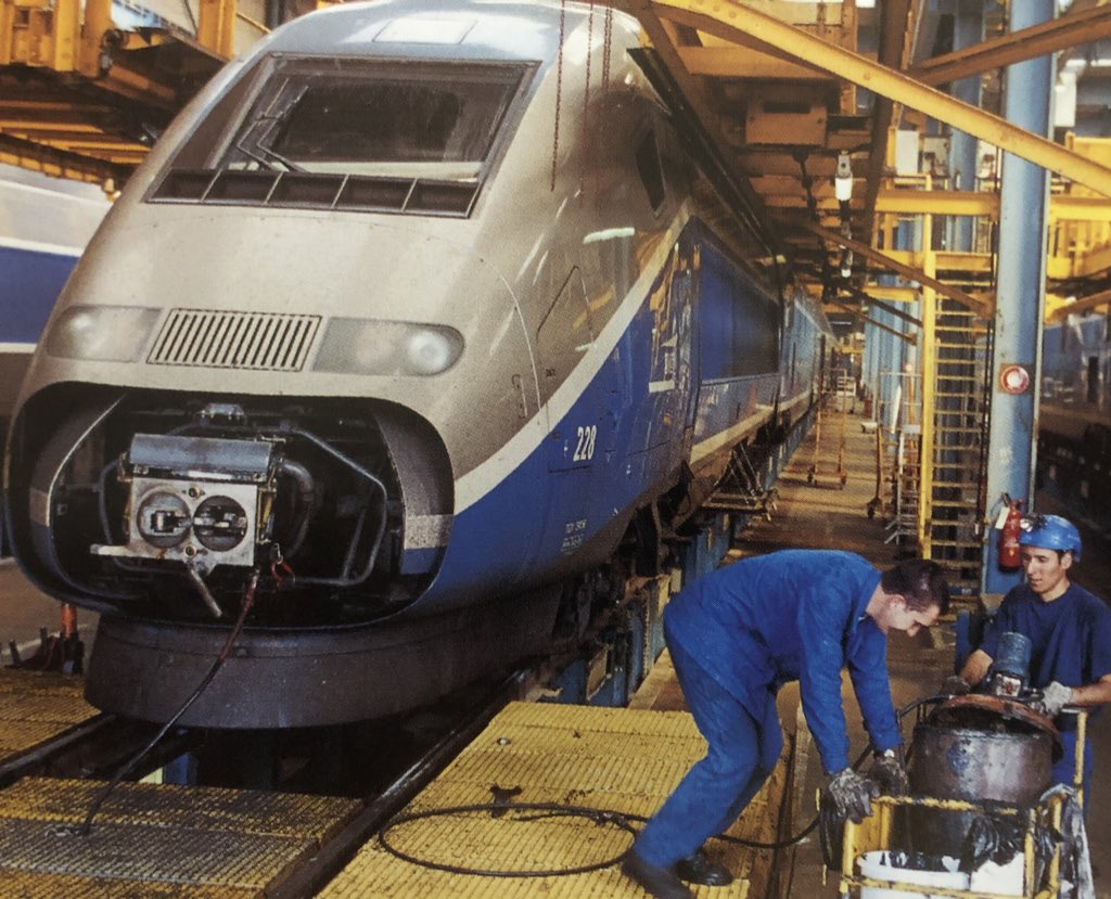 Très vite mobilisé au départ de la Gare de Lyon (fin 1996). Le TGV Duplex s’impose vite comme le Best seller de la grande vitesse ferroviaire. Sa bonne fiabilité générale conjugué à des coûts d’exploitations exceptionnels en font un engin assez apprécié ! 