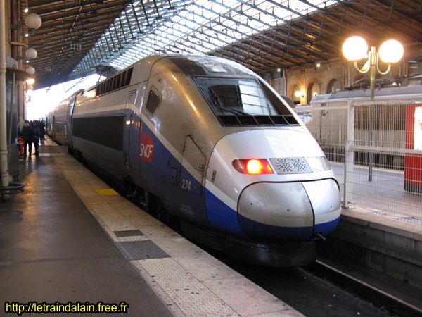 Avalant des milliers de kilomètres (jusqu’à 2500 km par jour), les rames Duplex de la série 200 sont présentes au départ de l’ensemble des gares TGV à l’exception de la Gare de l’Est où ce sont les rames Réseau et 2N2 qui règnent en maître et sur lesquelles je reviendrai ...