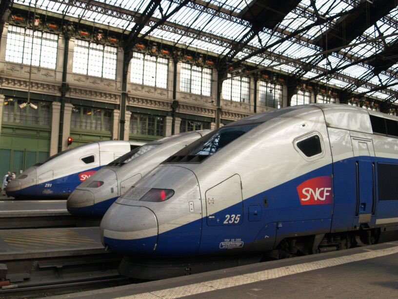 Avalant des milliers de kilomètres (jusqu’à 2500 km par jour), les rames Duplex de la série 200 sont présentes au départ de l’ensemble des gares TGV à l’exception de la Gare de l’Est où ce sont les rames Réseau et 2N2 qui règnent en maître et sur lesquelles je reviendrai ...