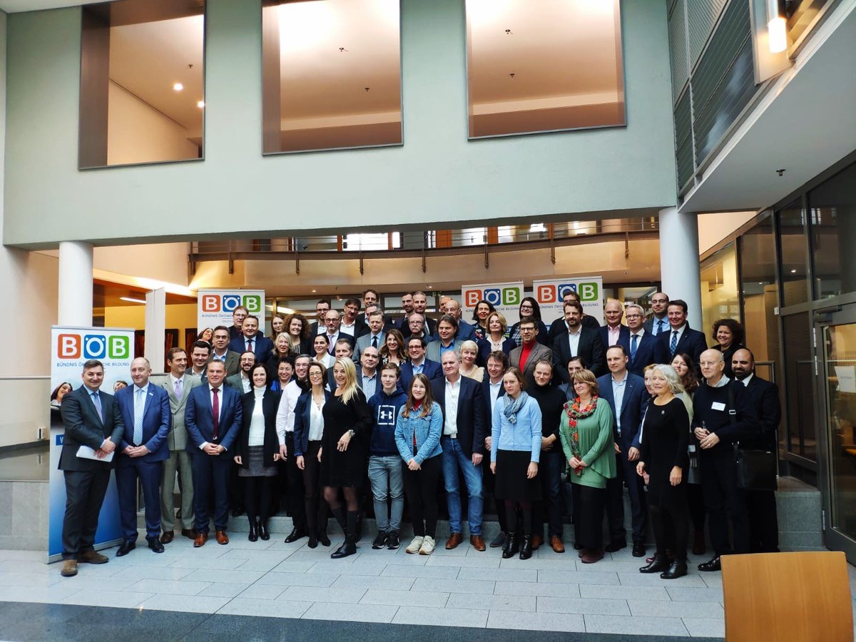 Aktieninstitut's tweet image. Nur wer #Wirtschaft versteht, trifft mündige Entscheidungen. Deswegen gehört #ökonomischeBildung auf die Lehrpläne – verpflichtend &amp;amp; überall. Dafür macht sich das Bündnis Ökonomische Bildung Deutschland stark. Wir machen auch mit. Mehr erfahren: boeb.net #BOEB_NET