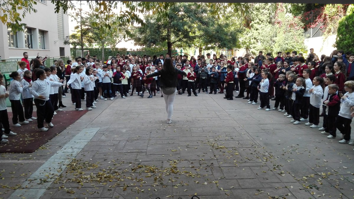 SJM_Palma's tweet photo. Hoy celebramos en el colegio el bocata solidario. Antes de comer hemos realizado una oración y hemos bailado la canción del lema. https://t.co/X9ahPp5ipS