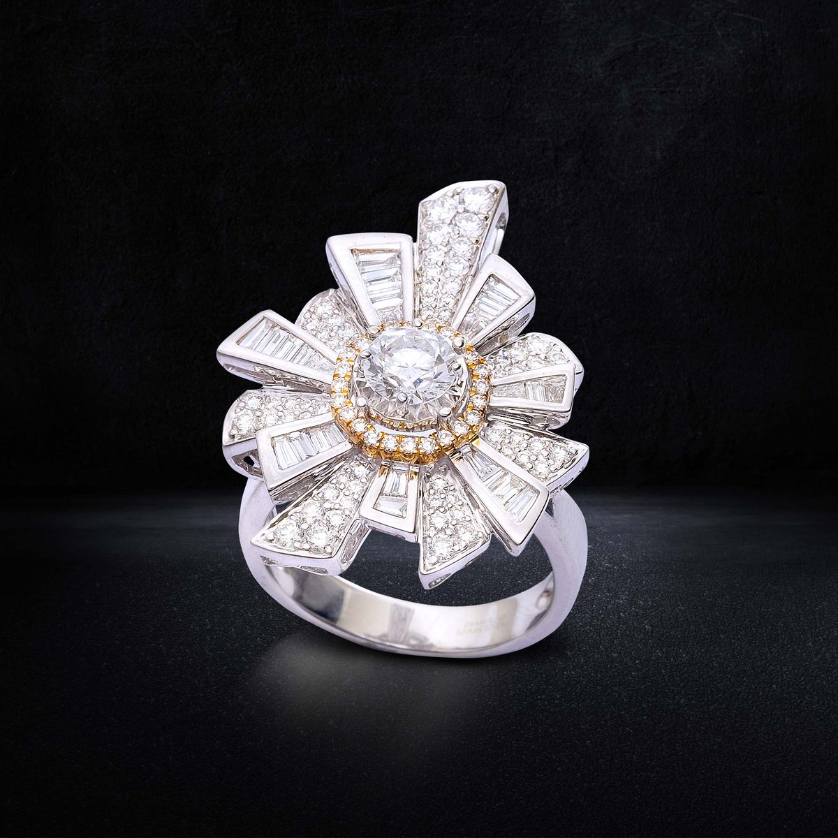 With one diamond ring mixed with one genuine smile, you can share a happy moment with everyone.

Product code (PLU): H19005149
.
.
#HaveItAll
#Mondial #Ring #Diamond #Jewelry