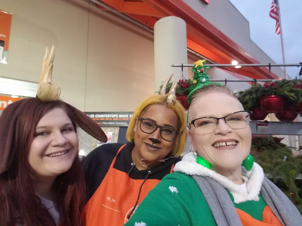 Black Friday, Grinch and Whoville style at 804! @RyanHallTHD804 <a href="/KochBkoch/">Bobbie Koch</a> <a href="/frblackwell2/">frblackwell</a> <a href="/misshd03/">Megan A. Coleman</a> <a href="/AngelaWires/">Angela Wires</a>